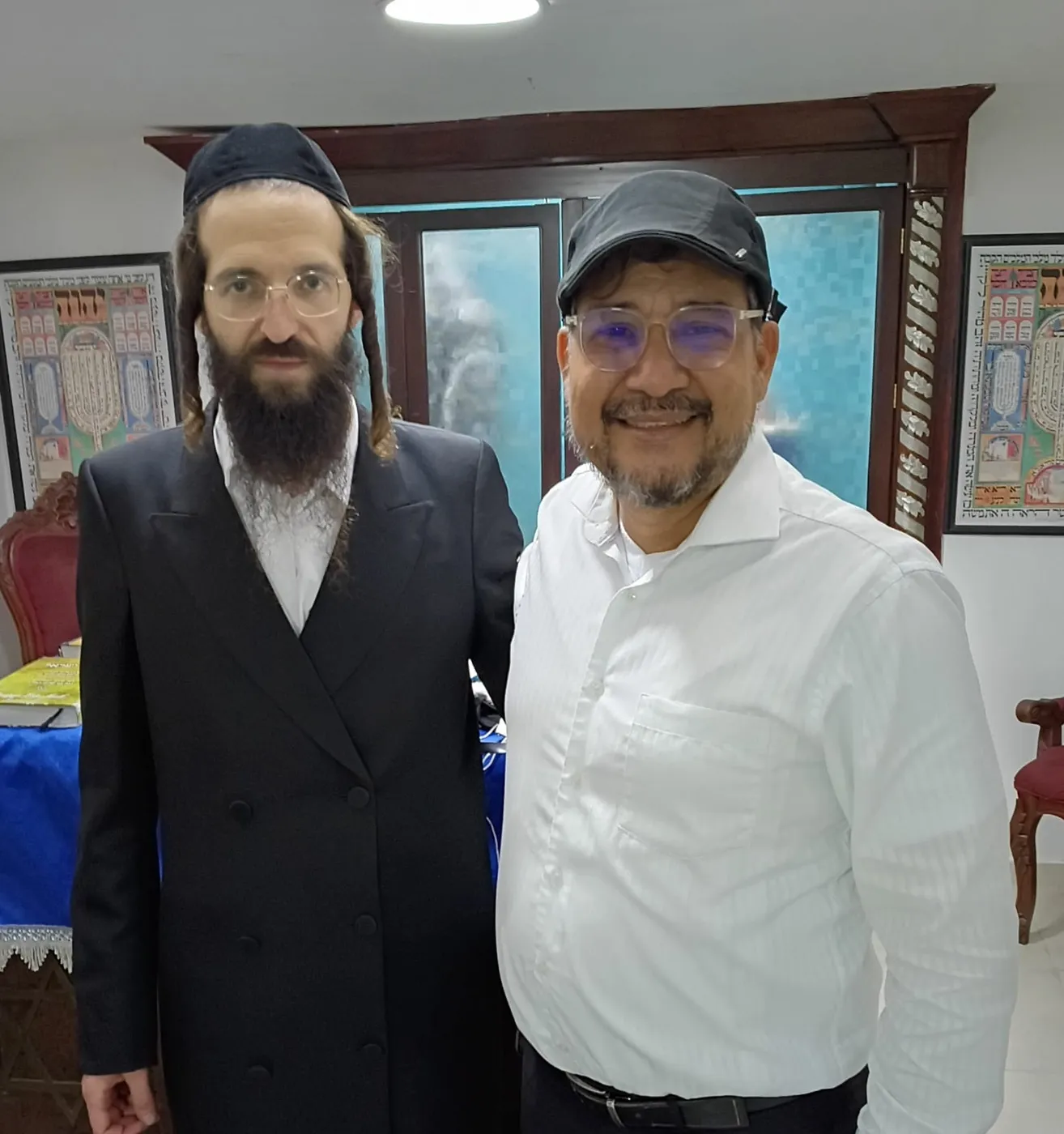 El rabino junto a un miembro de la comunidad Beit Jasdó