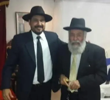 Miembros de la comunidad con un rabino visitante en Beit Jasdó
