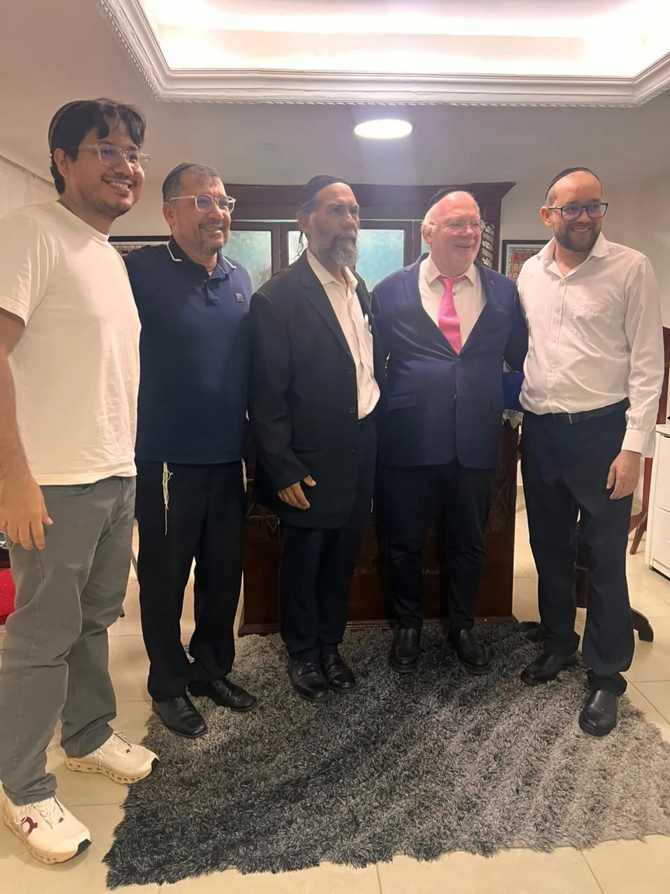 Miembros de la comunidad Beit Jasdó reunidos frente al Arón Hakódesh