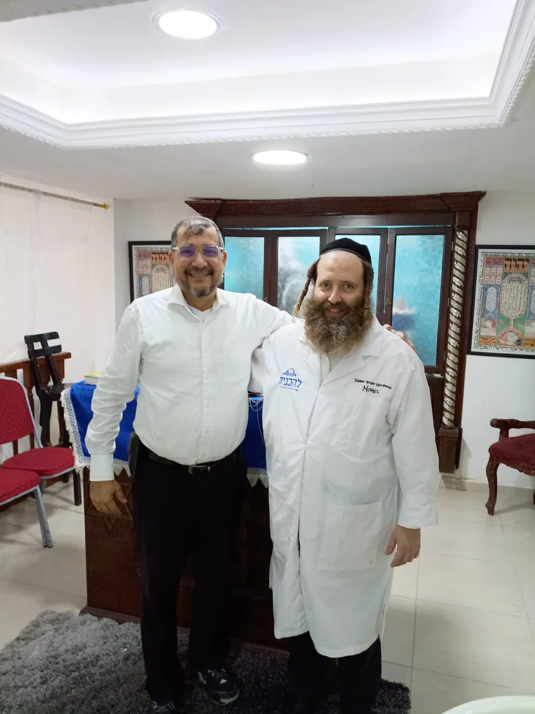 Un mohel visitante junto a un miembro de la comunidad Beit Jasdó