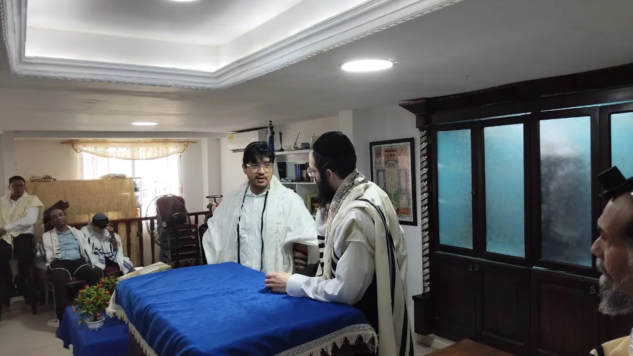 Servicio de oración con talit y tefilín en la Sinagoga Beit Jasdó