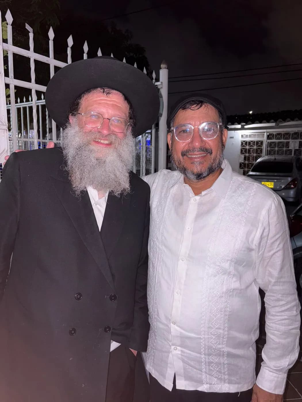 Un rabino visitante y un miembro de Beit Jasdó a la entrada de la sinagoga