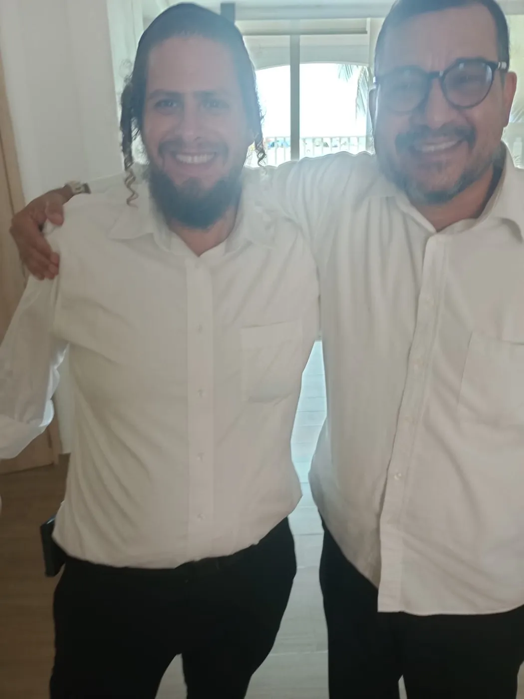Miembros de la comunidad Beit Jasdó compartiendo con un rabino