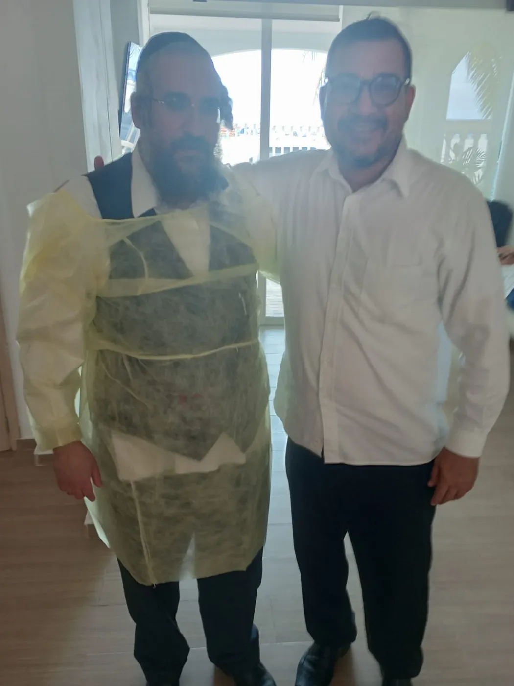 Un shojet junto a un miembro de la comunidad Beit Jasdó